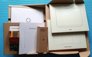 段ボール箱の中から出てきた数々のボール紙の箱。